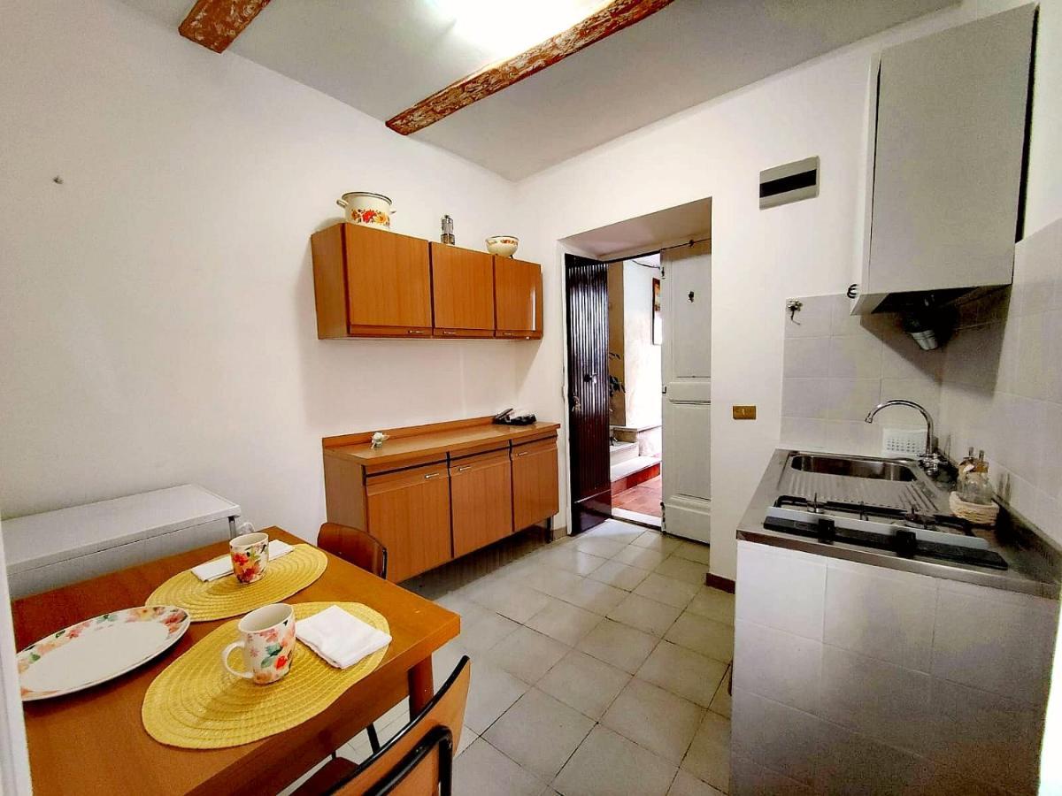 Apartamento La Casa In Piazza Toffia Exterior foto