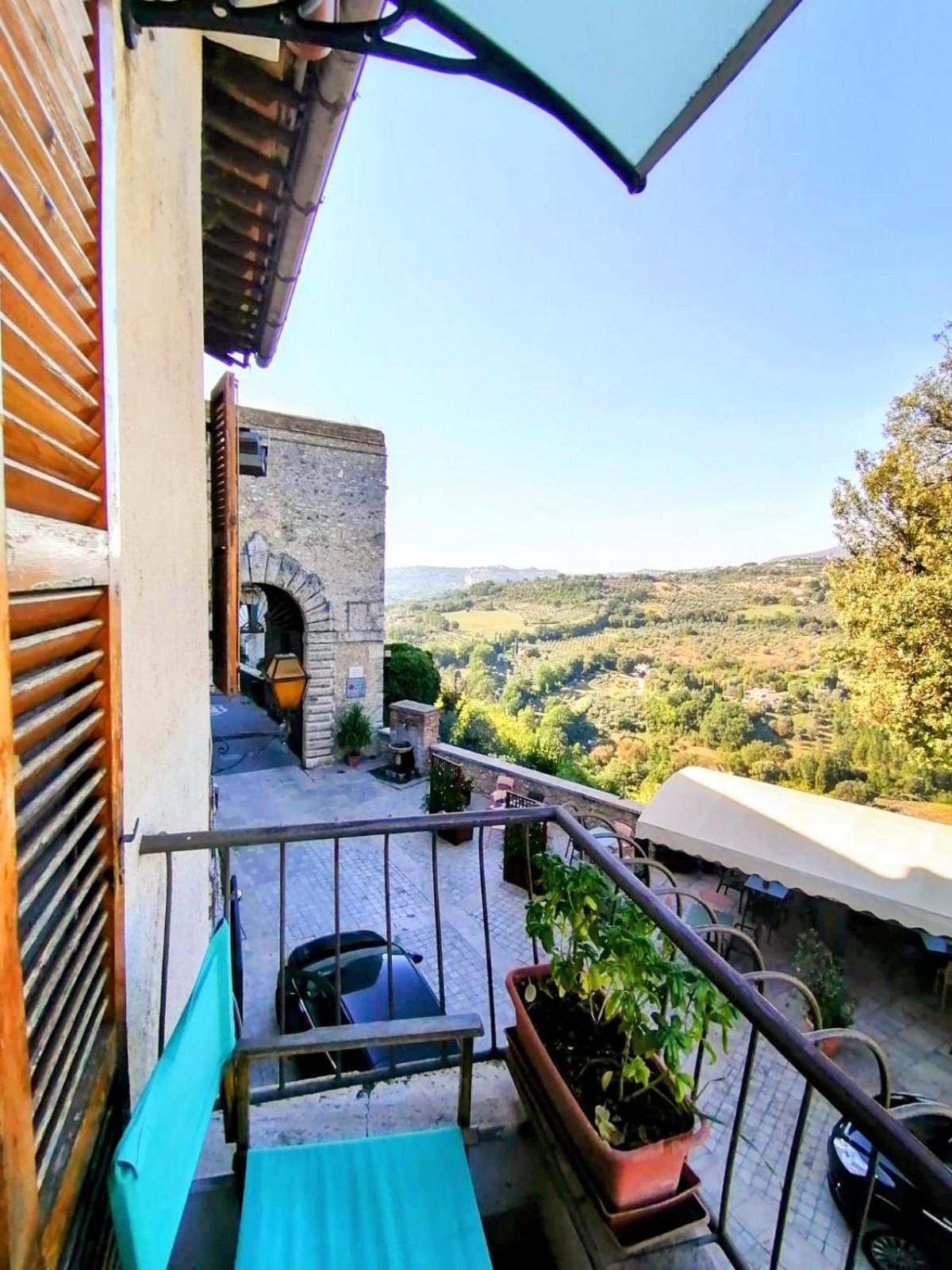 Apartamento La Casa In Piazza Toffia Exterior foto