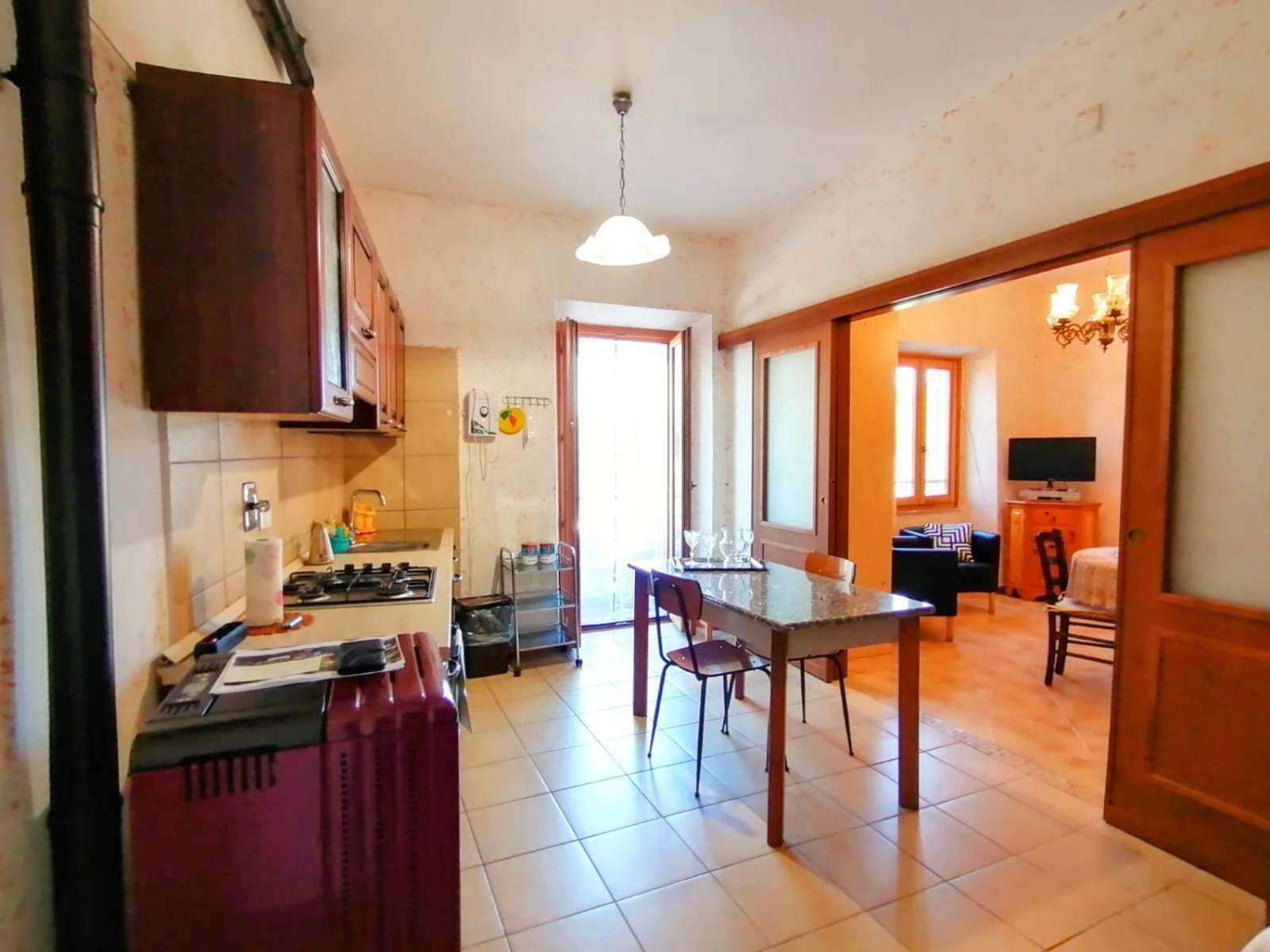 Apartamento La Casa In Piazza Toffia Exterior foto