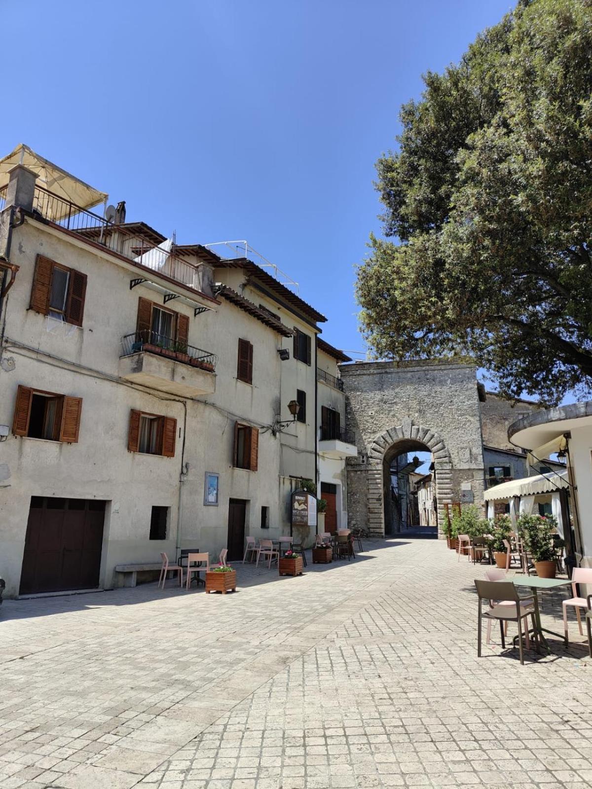 Apartamento La Casa In Piazza Toffia Exterior foto